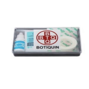 BOTIQUIN E6- Caja plástica negra con tapa cristal , con contenido 6 elementos básicos. Medidas 130 x 80 x 25 mm.Contiene: 1 Apósito adhesivo, 10 gasas hidrofilas 10 x 10, 1 sobre de alcohol en gel, 2 guantes descartable de polie?leno, 1 bajalengua , 1 Jabon
