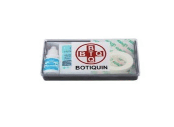 BOTIQUIN E6- Caja plástica negra con tapa cristal , con contenido 6 elementos básicos. Medidas 130 x 80 x 25 mm.Contiene: 1 Apósito adhesivo, 10 gasas hidrofilas 10 x 10, 1 sobre de alcohol en gel, 2 guantes descartable de polie?leno, 1 bajalengua , 1 Jabon